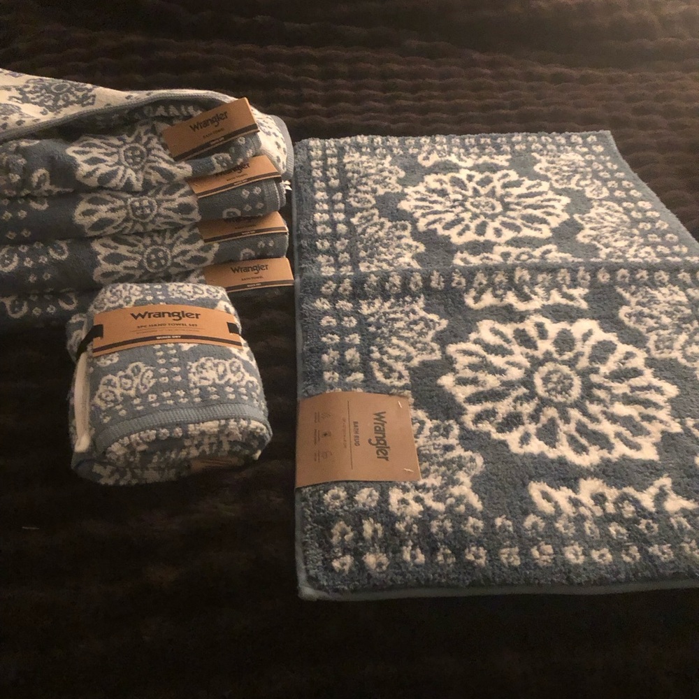 💙 Wrangler Blue & White Floral bath towel set & matching bath rug 💙 7 pieces